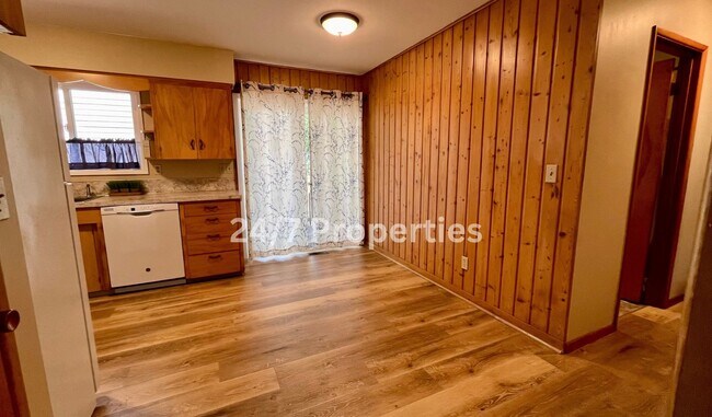 Building Photo - Spacious 4BD I 2BA Home w/ Separate Living...