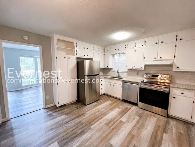 Building Photo - 3-Bed/2-Bath Home/ Pet Friendly/Voucher Accepted/ Available Soon!
