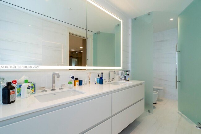 Building Photo - 300 Biscayne Blvd Way