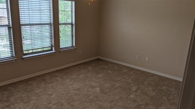 Building Photo - 114 Sendero Dr