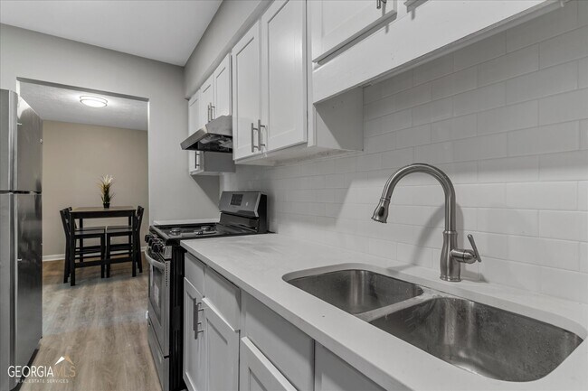 Building Photo - 1701 Hawthorne Ave