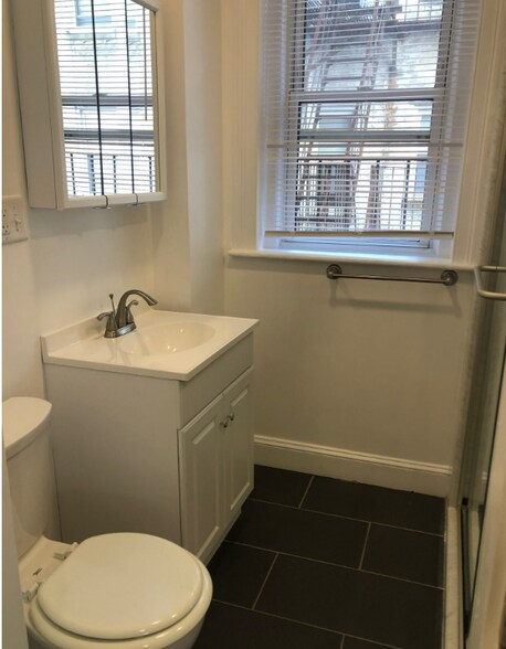 Building Photo - 131 Park Dr