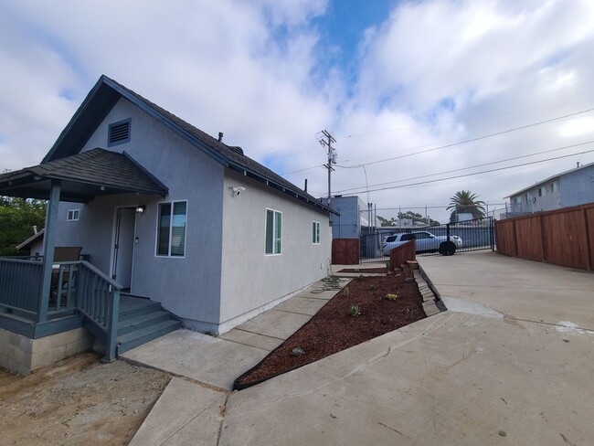 Building Photo - Newly furnished and remodeled 2 bed 2 bath!