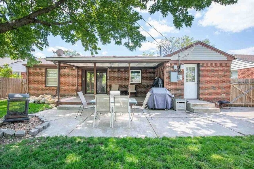 Building Photo - 368 N Hillcrest St