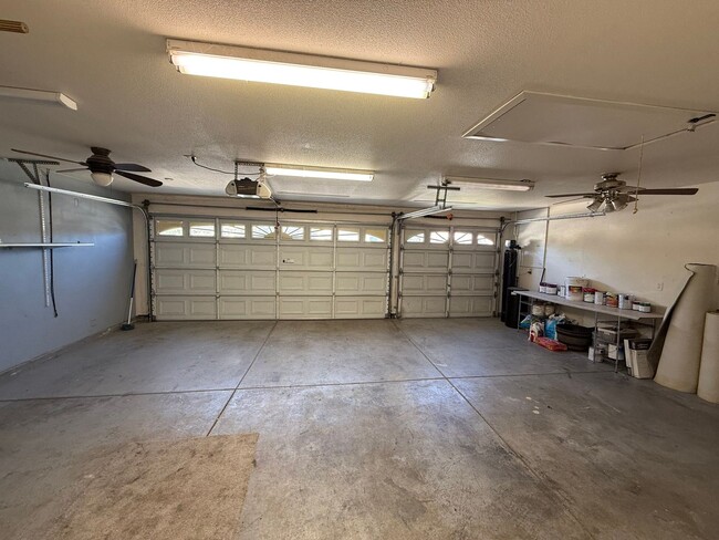 Building Photo - 4-bedroom Single Story home in Ripon!