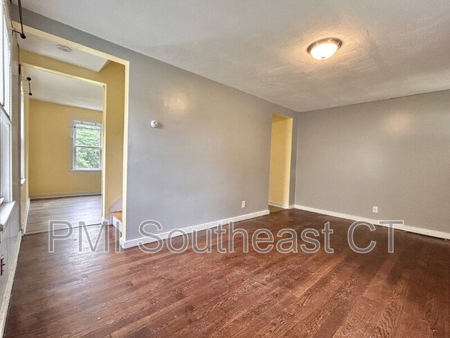 Building Photo - 60 Hawthorne Dr