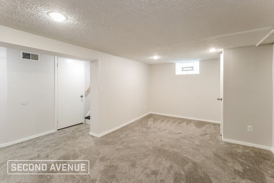 Building Photo - 1136 S Lynnebrook Dr