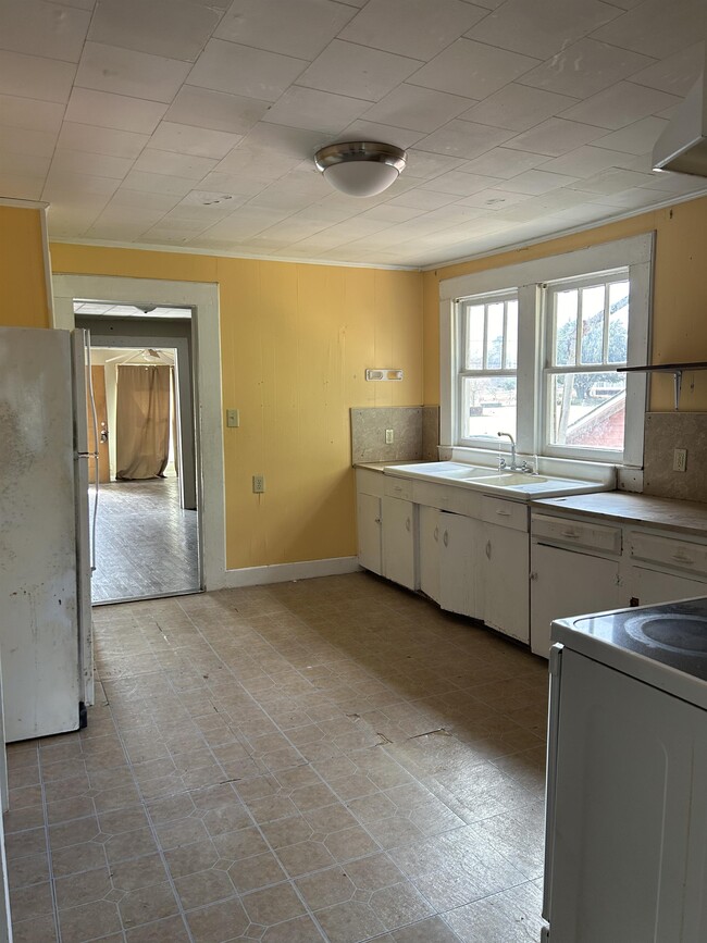 Building Photo - 604 Calcote Ave