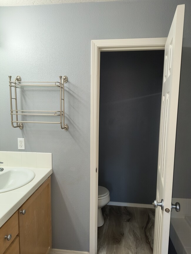 Master bathroom - 6334 SW Vinwood Ter