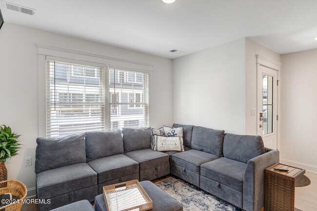 Building Photo - 19 Cummins St