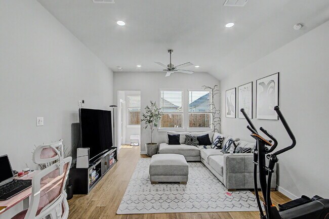 Building Photo - Experience Princeton Lifestyle