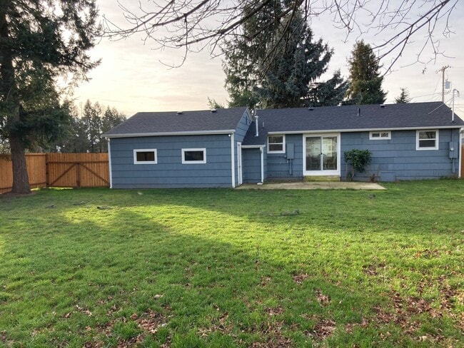 Building Photo - Beautifully updated 2 bedroom, 1 bath hous...