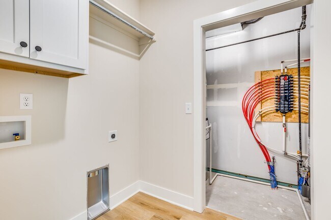 Building Photo - 1025 W Long Path Ct