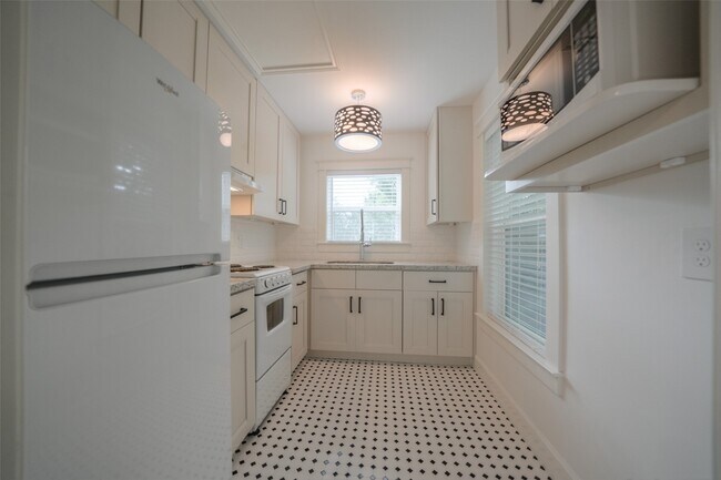 Building Photo - 811 Woodard St