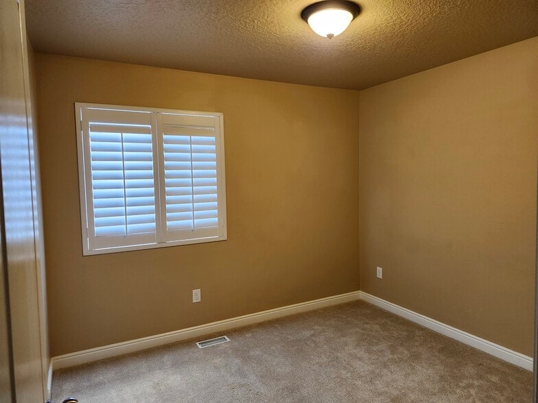 Building Photo - 3811 N Prairie Grass Dr