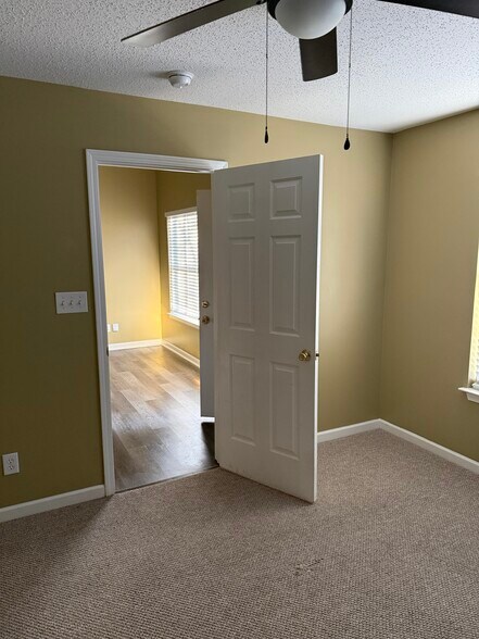 Building Photo - 1914 Ray Alexander Dr