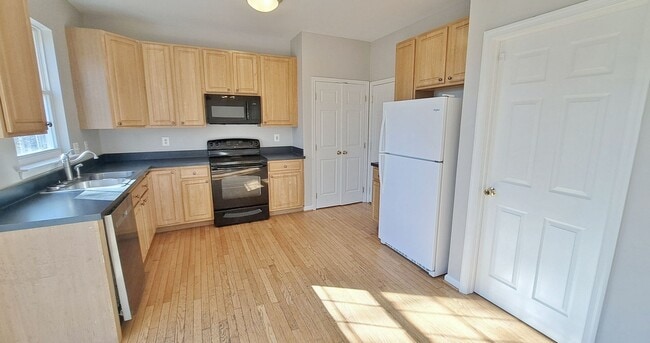 Building Photo - 3 Bed / 2-1/2 Bath Single Family Home w/1-Car garage