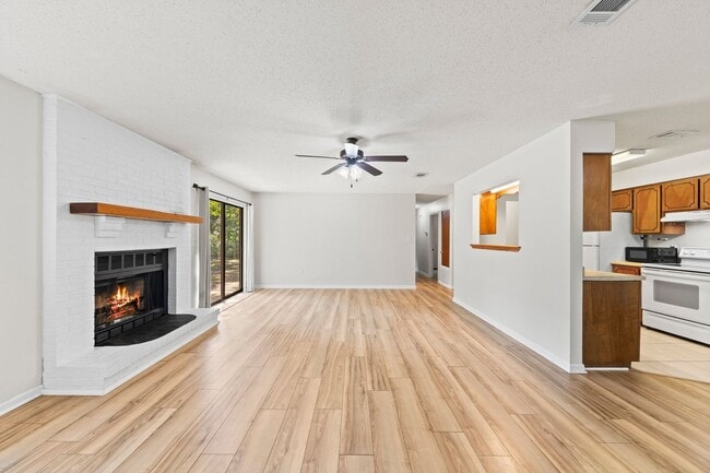 Building Photo - 3 Bedroom in Desirable Location!