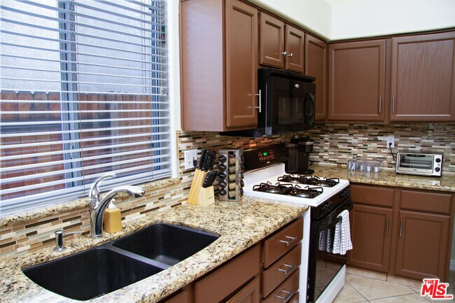 Building Photo - 8506 Blue Heron Dr