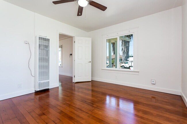 Building Photo - 303 S Sunshine Ave
