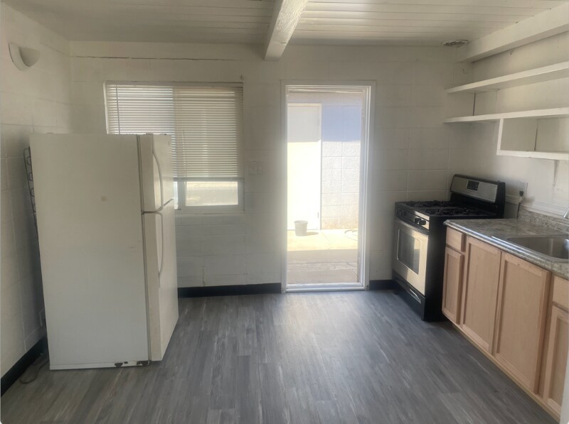 Building Photo - 11 E San Joaquin St