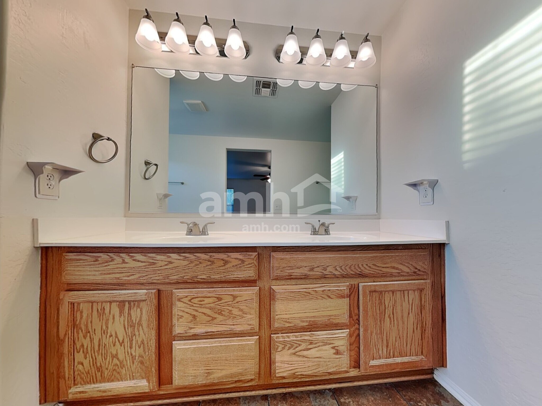 Building Photo - 1033 S Deerfield Ln