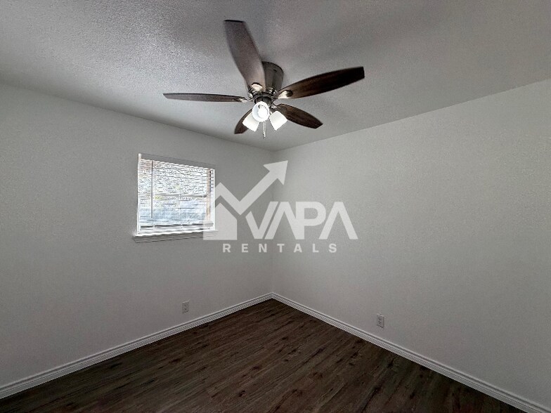 Building Photo - 13535 Coleridge St