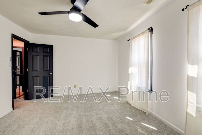 Building Photo - 412 Saddle Ct