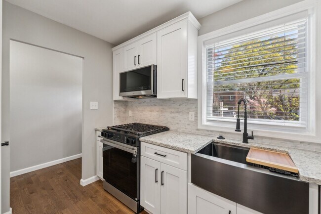 Building Photo - Charming 3 Bed 2.5 Bath Interior Townhome ...