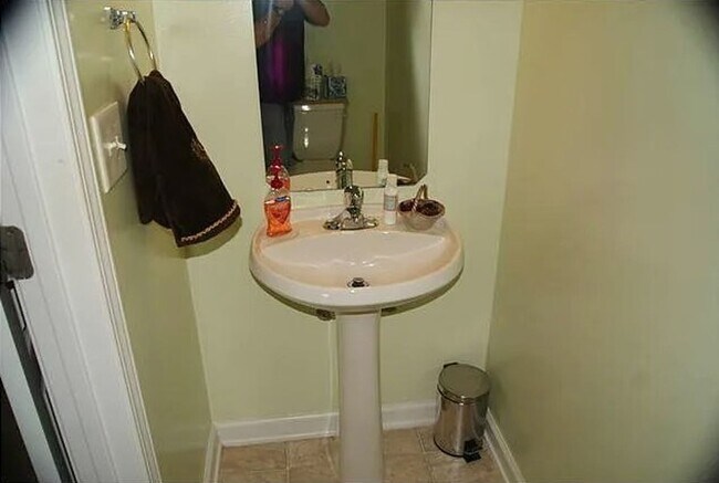 Building Photo - 21 Canary Ct