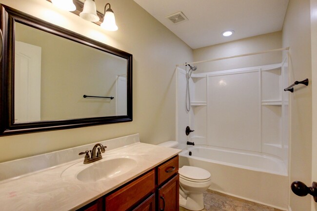 Building Photo - Sweet 3 bed 2 bath clost to post and I-24.