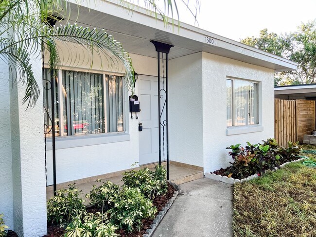 Building Photo - Wonderful 3/1 Home In Audubon Park! Must See!