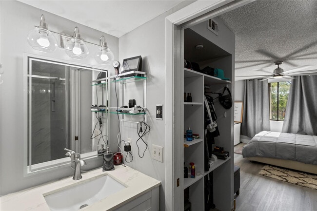 Building Photo - 22940 Oxford Pl