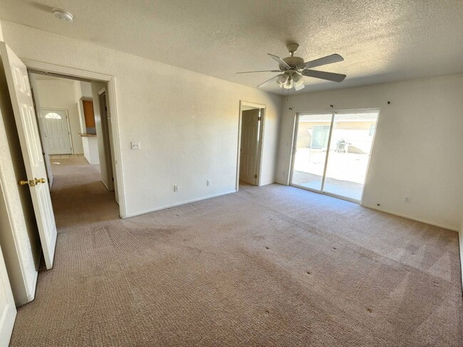 Building Photo - Centrally Located! Bring Your Family Home ...