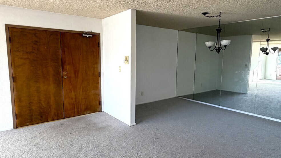 Building Photo - 2805 E 3rd St