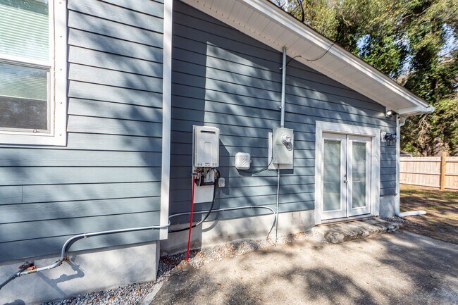 Building Photo - 3 BD 2.5 Bath Charming Home