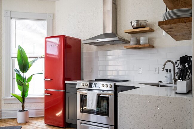 Building Photo - 4Bdrm Upper Flat of Eastside Duplex Fully ...