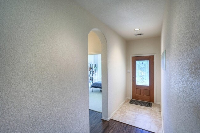 Building Photo - 108 Cove Cir