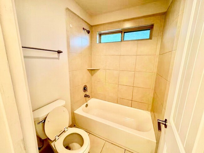 Building Photo - Water-deck 4 beds rental home in Missouri ...