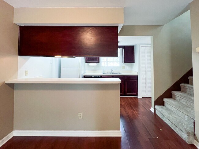 Building Photo - Pet Friendly Spacious 2-Bedroom End Unit i...