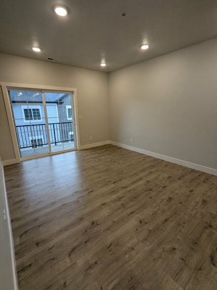 Building Photo - 1561 110 W