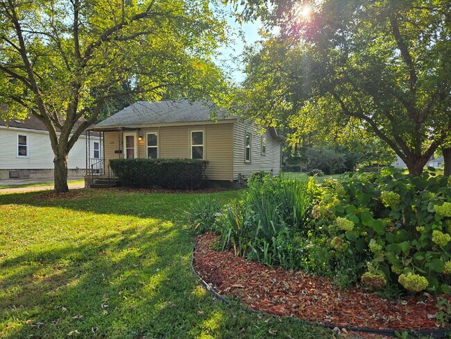 Building Photo - Room to Roam — Updated 2 Bed with Huge Yard & 2-Car Garage
