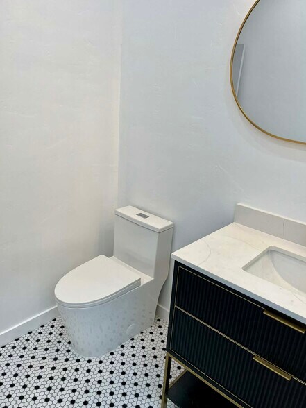 Building Photo - 550 Palm Ave