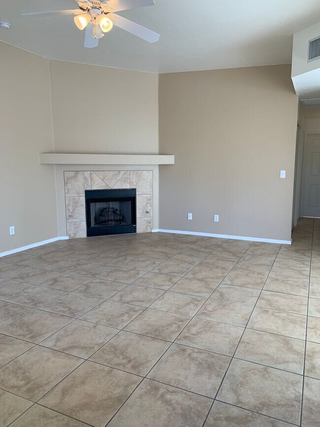 Building Photo - 9110 E Esperanza Dr