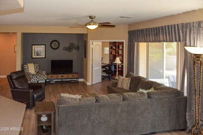 Building Photo - 13436 W La Vina Dr