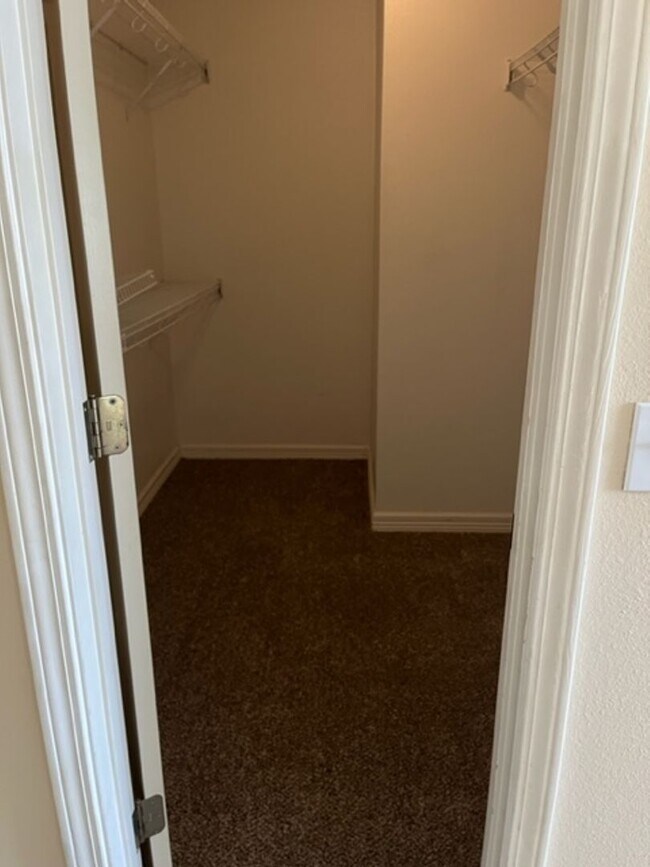 Building Photo - Great location!  4 Bedroom 2 bath