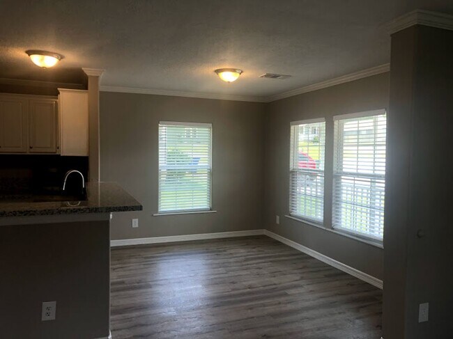 Building Photo - 148 Varsity Dr