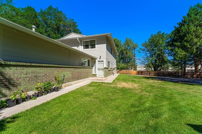 Building Photo - Bright Townhome in Lakewood!
