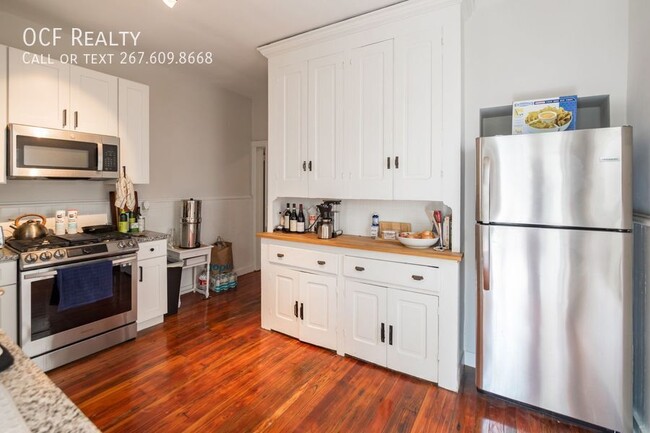 Building Photo - Gorgeous Large Manayunk Home with Parking