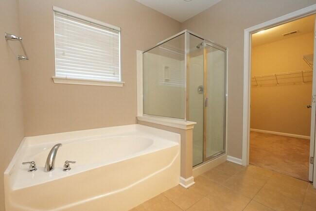 Building Photo - Bright 5BR w/ Island Kitchen,  Loft & 2-Car Garage in Mooresville